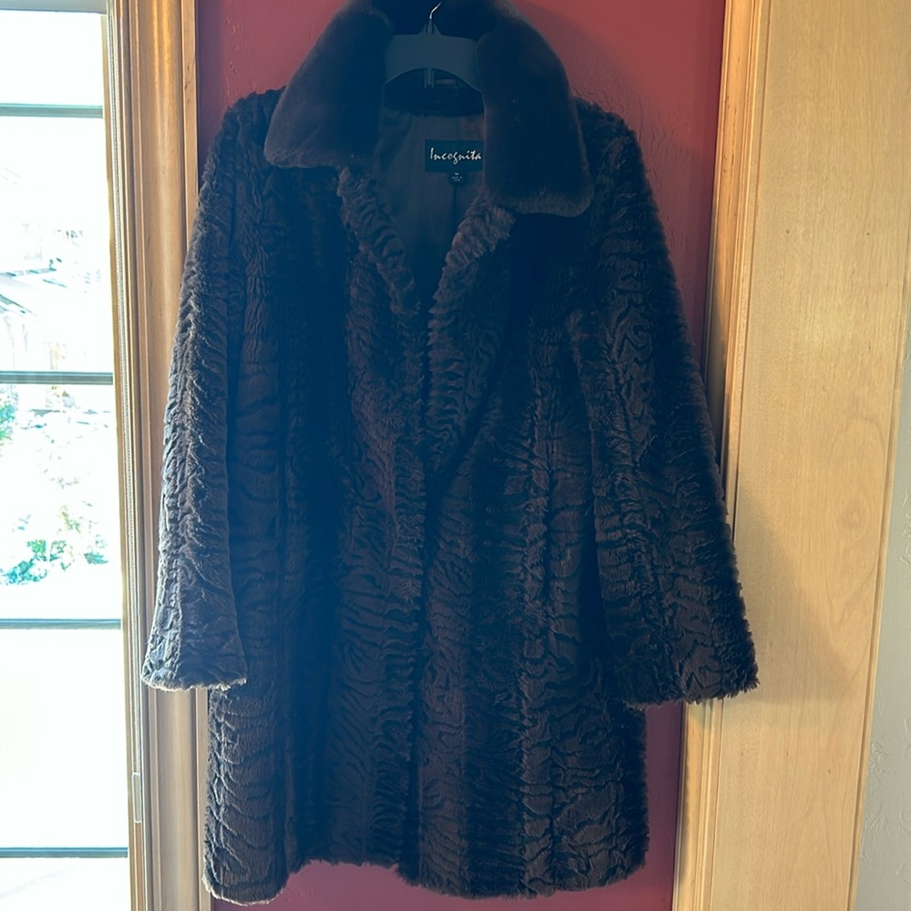 Beautiful women’s dark brown lined fur faux coat. Size medium.